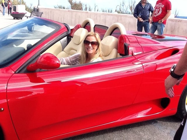 Brooke arriva in ferrari alla statua di Modugno