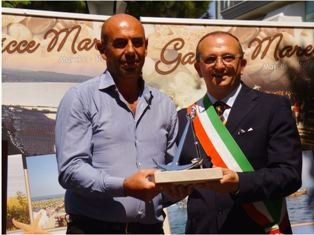 Il Sindaco di Gabicce Mare al momento della premiazione
