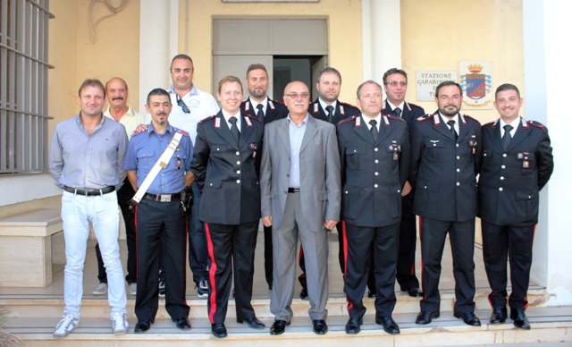 Foto di gruppo davanti alla caserma