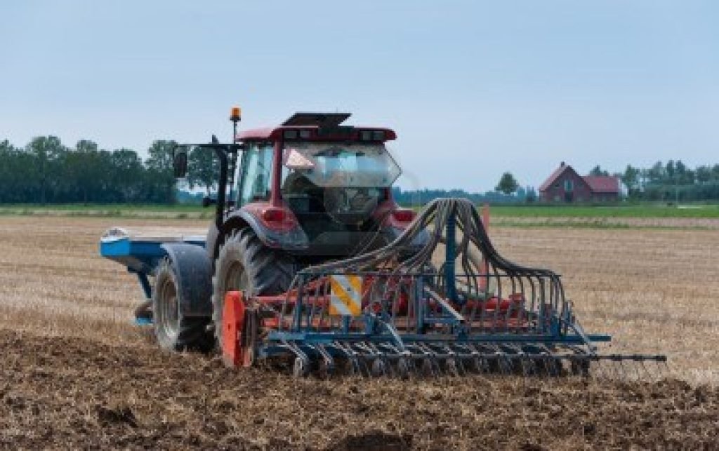 10334108-trattori-agricoli-e-seminatrice-dal-tornare-a-lavorare-in-un-campo-olandese